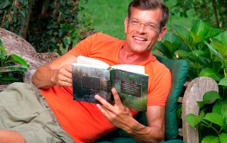 Plo mit Buch
