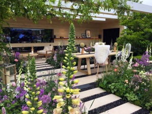 Modernes Haus und Blütenmeer im Garten