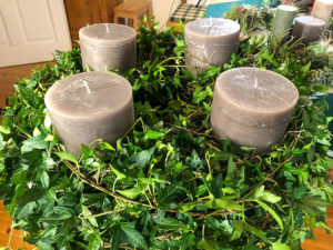 Adventkranz aus lebendem Efeu