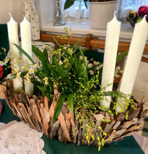 Orchideen im Adventgesteck