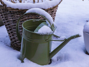 Gießkanne im Schnee (Bild: Pixabay/ Dimitri Houtteman)