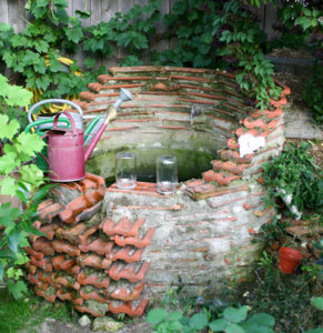Brunnen aus Dachziegeln