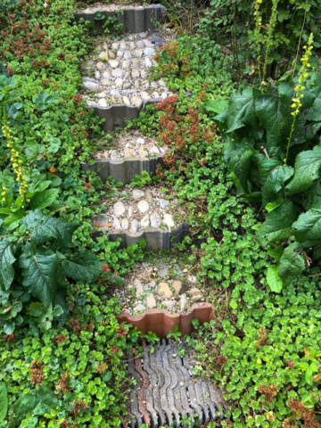 Wege aus Steinen, die im Garten gefunden wurden