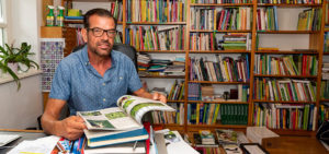 Biogärtner Karl Ploberger beim Bücher-Schmökern (Bild: Cadmos/Christoph Böhler)