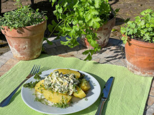 Grüne Sauce auf lauwarmen Erdäpfeln