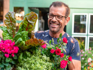 Ploberger mit Gemüse und Blumen