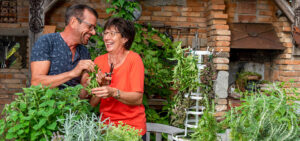 Ulrike und Karl Ploberger beim Kräutertrocknen