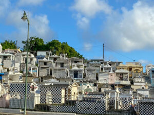 Friedhof mit gekachelten Grabstellen auf Guadeloupe