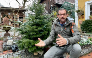 Ploberger vor einem Christbaum