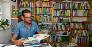 Karl Ploberger beim Schmökern in Büchern