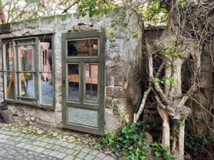 Alte Türen und Fenster mit Spiegeln - ein neuer Ausblick