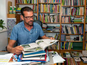 Karl Ploberger beim Schmökern in Büchern