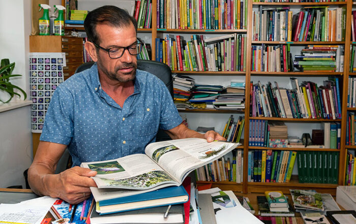 Karl Ploberger beim Schm&ouml;kern in B&uuml;chern