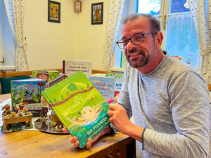 Karl Ploberger mit Gartenbüchern für Kinder