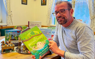 Karl Ploberger mit Gartenbüchern für Kinder