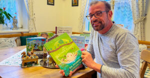 Karl Ploberger mit Gartenbüchern für Kinder