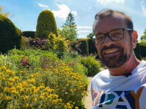 Karl Ploberger vor Staudenbeeten in Great Dixter