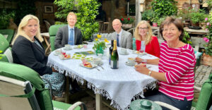 Britische Botschafterin Lindsay Skoll besucht den Biogärtner