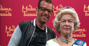 Plo mit "der Queen" aus Wachs