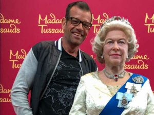 Plo mit "der Queen" aus Wachs