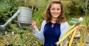 Gießkanne und Gartenschlauch werden jetzt eingewintert