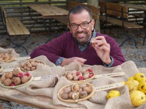 Karl Ploberger mit Walnüssen (©Leopold Mayrhofer/Natur im Garten)
