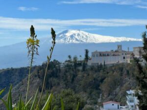 Der schneebedeckte Ätna