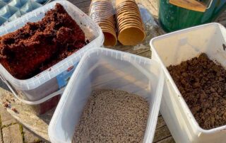Kompost, Ton, Sand und D&uuml;nger sind die Zutaten f&uuml;r gute Erde