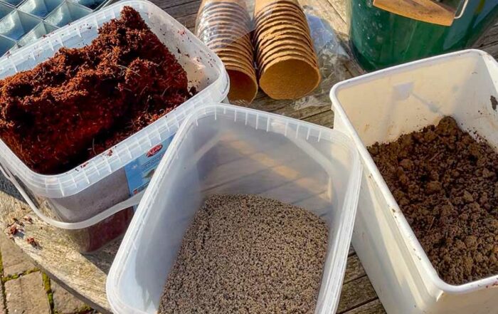 Kompost, Ton, Sand und Dünger sind die Zutaten für gute Erde