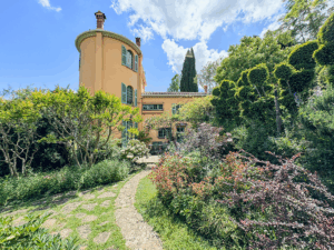 Der Duft der Blüten umgibt diese Villa in Grasse