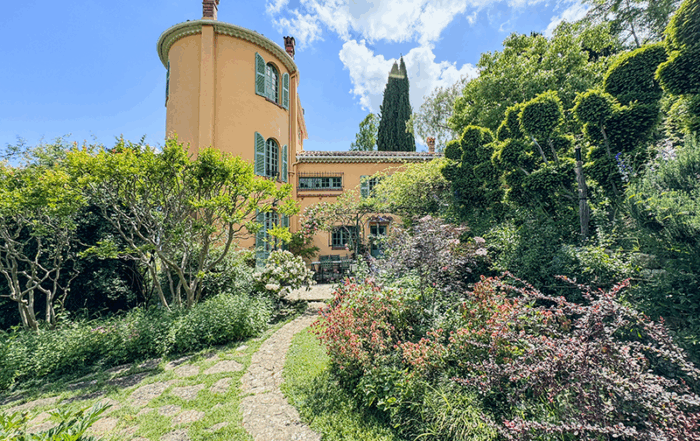 Der Duft der Blüten umgibt diese Villa in Grasse