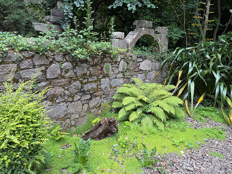 Corke Lodge – alte Mauern mit Pflanzen inszeniert Corke Lodge - alte Mauern mit Pflanzen inszeniert