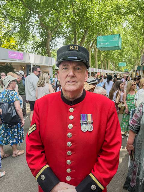 Wo die Schau stattfindet, ist normalerweise der Garten der Veteranen – der Chelsea-Pensioners Wo die Schau stattfindet, ist normalerweise der Garten der Veteranen - der Chelsea-Pensioners
