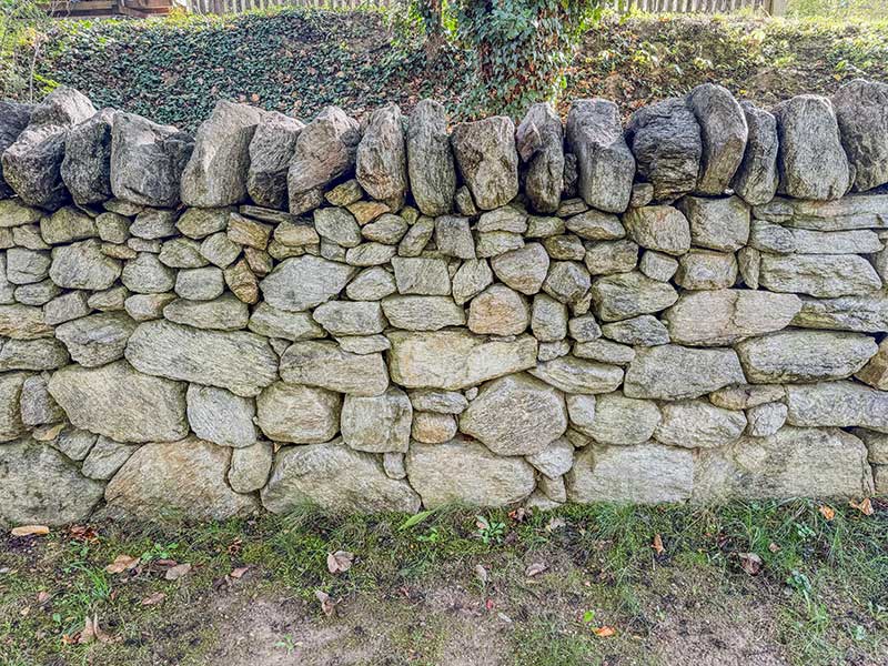 Eine Steinmauer hält Jahrhunderte Eine Steinmauer hält Jahrhunderte