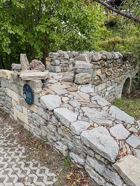 Steinmauer mit lokalen Steinen Steinmauer mit lokalen Steinen