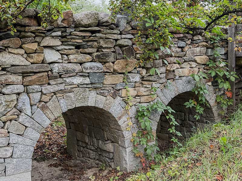Steinmauer von Schülern und Profis neu gebaut Steinmauer von Schülern und Profis neu gebaut